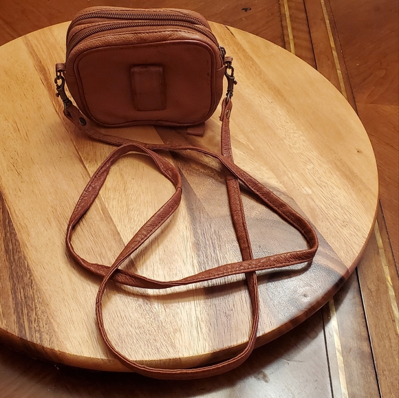 Wilson's Leather Crossbodt/Belt Bag - Picture 3 of 6